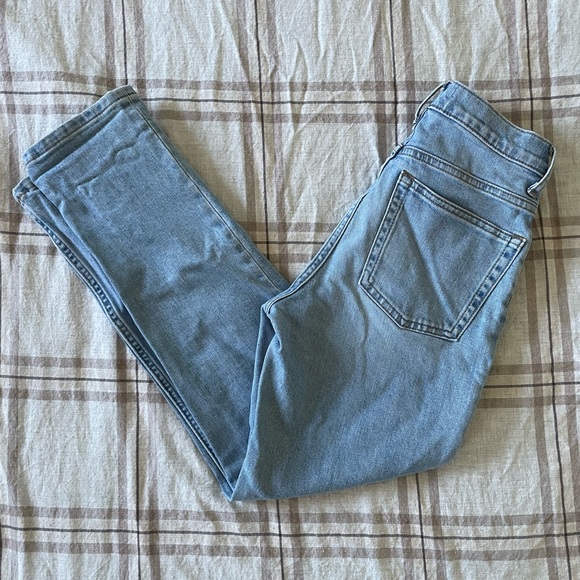 everlane cheeky ankle jeans in stone-washed sky - Picture 4 of 8